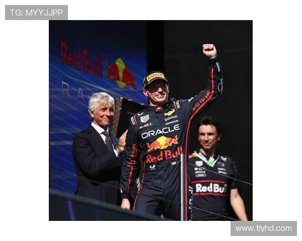 F1赛季最新动态:红牛车队领跑,汉密尔顿与维斯塔潘争夺冠军地位 F1赛季最新动态:红牛车队领跑,汉密尔顿与维斯塔潘争夺冠军地位