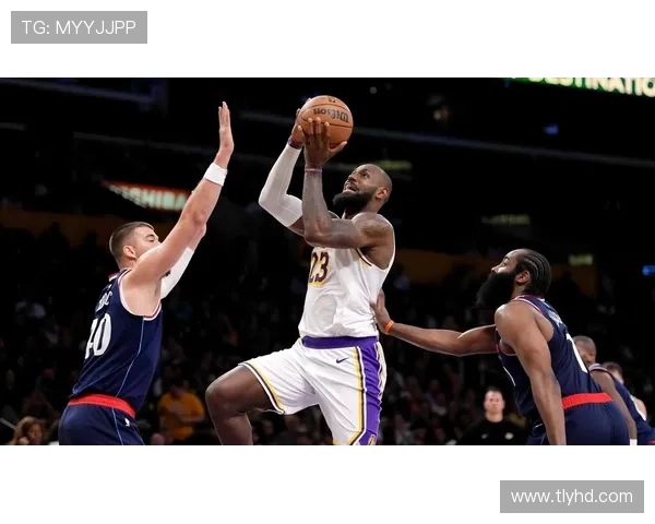 詹姆斯带领湖人关键逆转西部格局新赛季悬念再起冲击总冠军前景